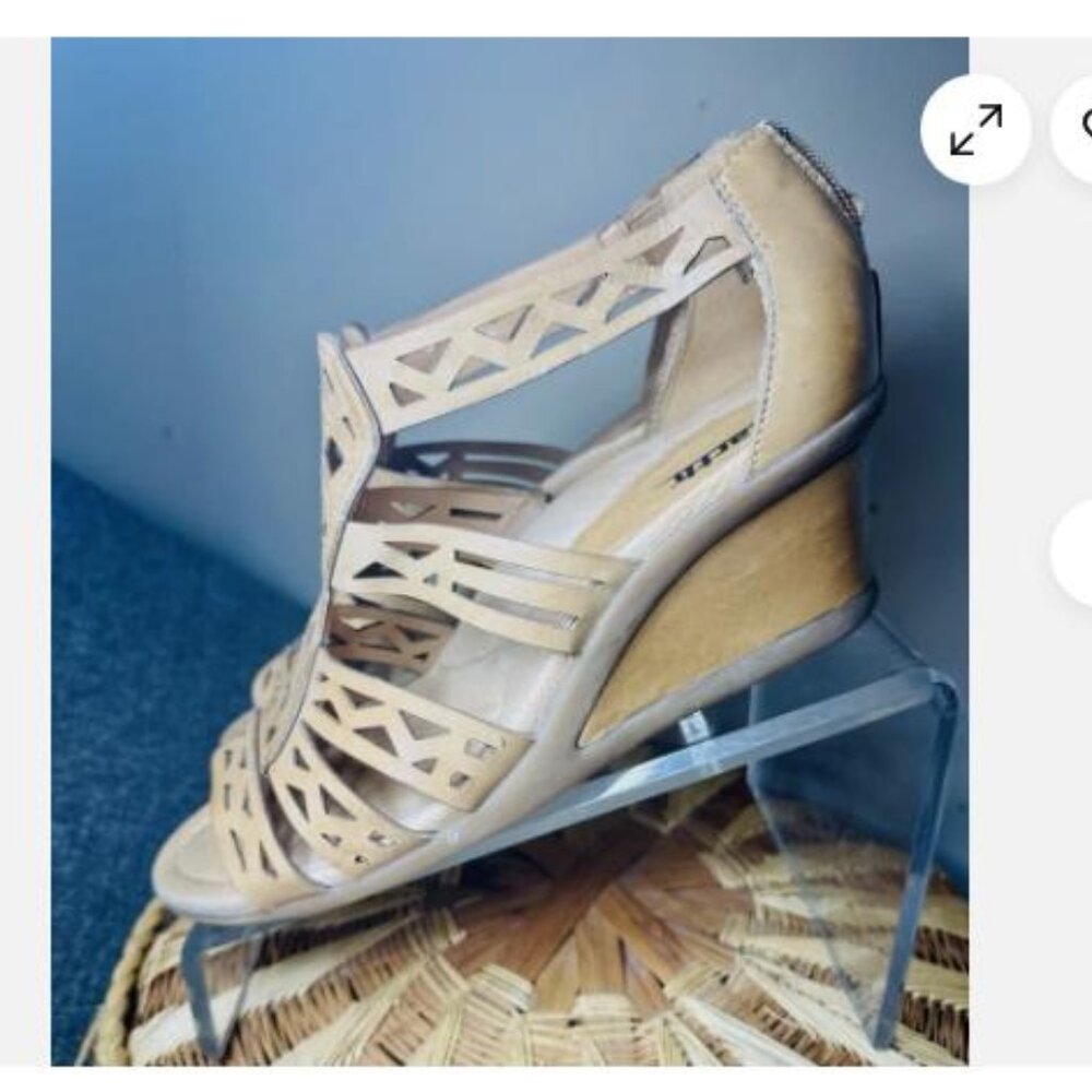 Earth Women's Sz 9.5 Petal Back Zip Wedge Heeled Sandals Laser Cut Leather Sand